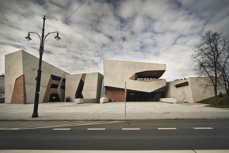 Centrum Kulturalno–Kongresowym Jordanki od strony ulicy