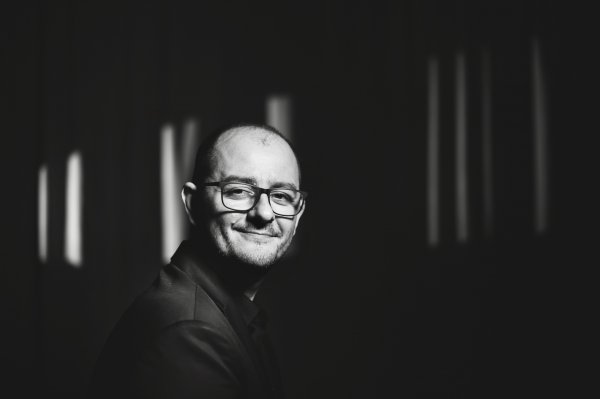 uśmiechnięty mężczyzna w okularach