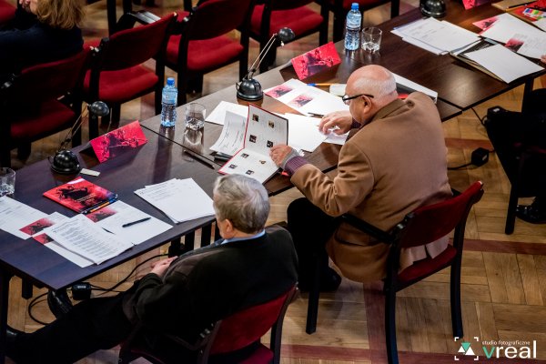 widok z góry z zza placów na dwóch członków jurry przy stole