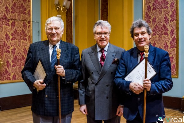 trzej mężczyźni pozują do zdjęcia