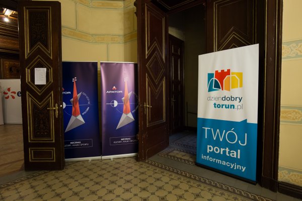 banery sponsorów w korytarzu przed salą