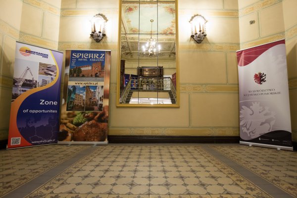 banery sponsorów w korytarzu przed salą