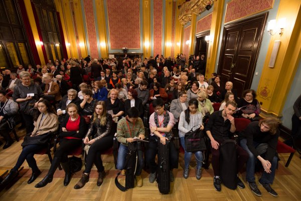 publiczność zasiada w fotelach Sali Wielkiej Dworu Artusa