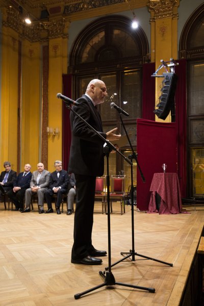 na scenie przy mikrofonie stoi Prezydent miasta Torunia