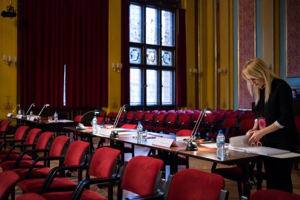 kobieta blondynka przygotowuje stanowiska dla jury