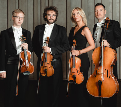 kobieta i trzech mężczyzna trrzymających instrumenty smyszczkowe