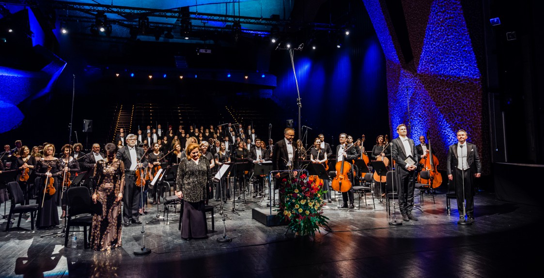 soliści, orkiestra i chór na scenie