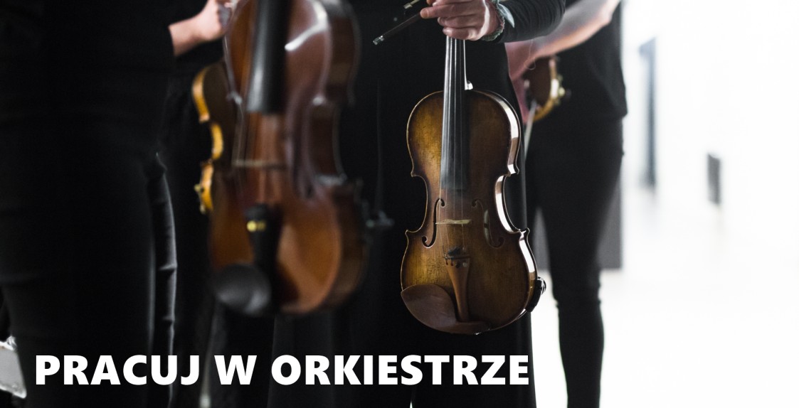 napis pracuj w orkiestrze, na zdjęciu sidocznych jest dwoje skrzypiec