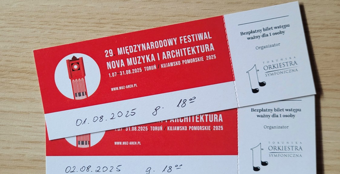 Na zdjęciu widać dwie bezpłatne wejściówki na wydarzenia