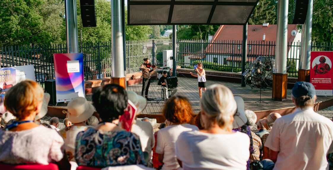 publiczność w dolnej części fotografii patrząca na scenę