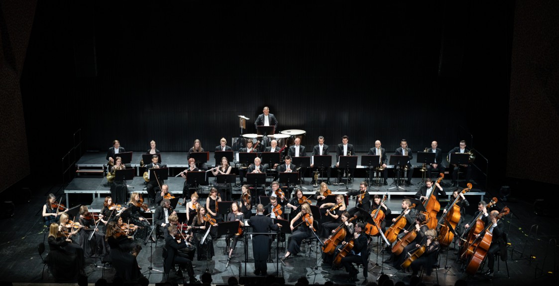 Na zdjęciu zrobionym z balkonu widać całą orkiestrę na scenie