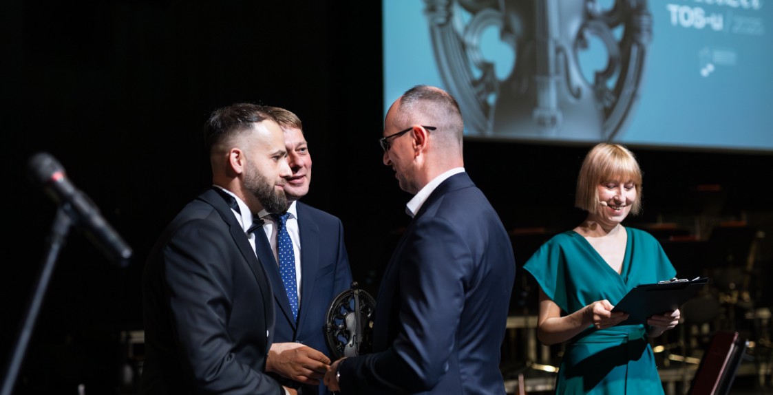trzech mężczyzn i kobieta