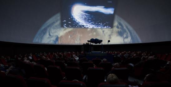 Planetarium, na górze wyświetla się planeta Ziemia