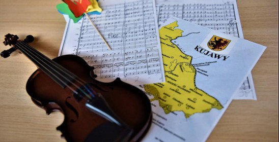 skrzypce z nutami i mapą Kujaw