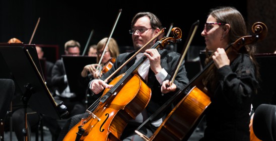 dwoje wiolonczelistów grających na instrumentach