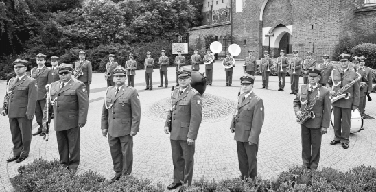 Mężczyźni w mundurach stojący w okręgu