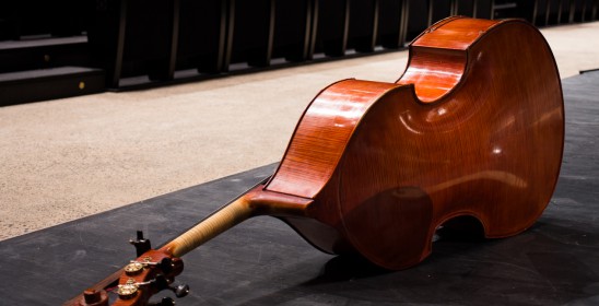 wiolonczela leżąca na scenie