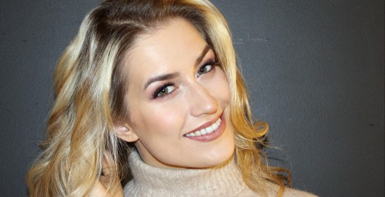 uśmiechająca się kobieta o blond włosach