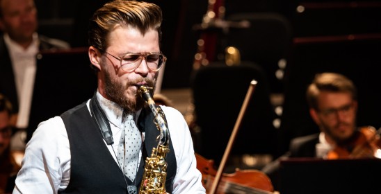 mężczyzna grający na saksofonie