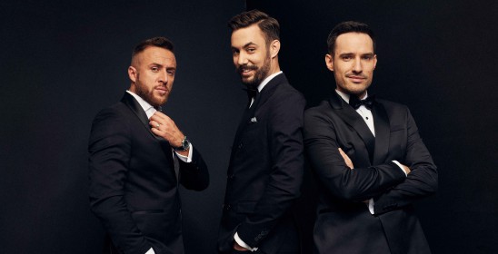 trzech mężczyzn w garniturach