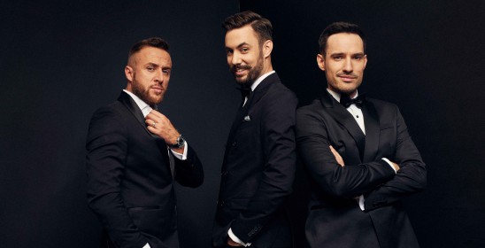 trzech mężczyzn w garniturach