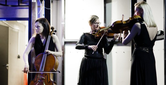trzy kobiety z instrumentami smyczkowymi