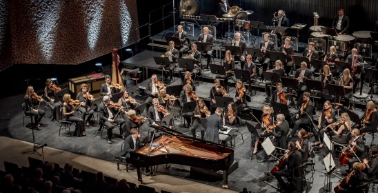 orkiestra, dyrygent i pianista na scenie