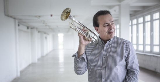 mężczyzna trzymający trąbkę