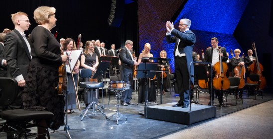 orkiestra i dyrygent na scenie