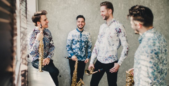 czterech mężczyzn trzymających saksofony