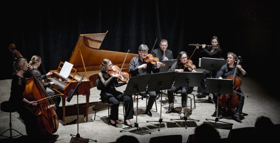 zespół muzyków grający na instrumentach dawnych