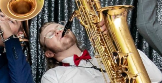 portret mężczyzny grającego na saksofonie