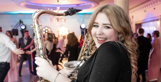 portret kobiety trzymającej saksofon