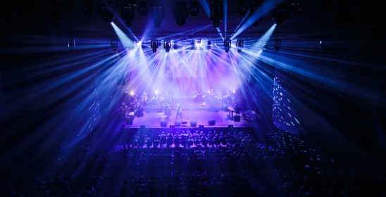 scena sali koncertowej, niebieskie światła