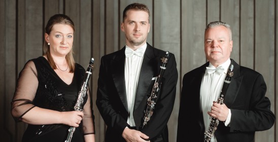 kobieta i dwóch mężczyzna trzymający klarnety