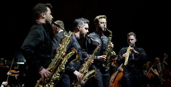 czterech mężczyzn grających na  saksofonach