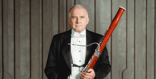 portret mężczyzny trzymającego fagot