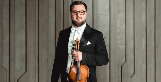 portret mężczyzny trzymającego altówkę