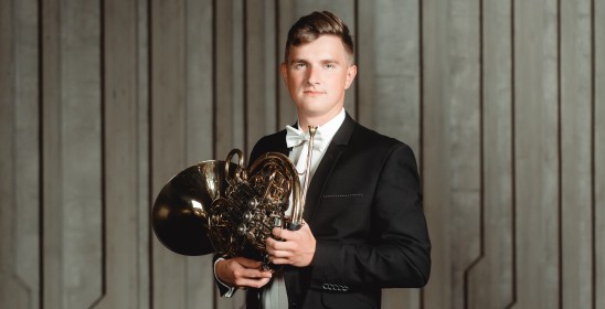 portret mężczyzny trzymającego waltornię