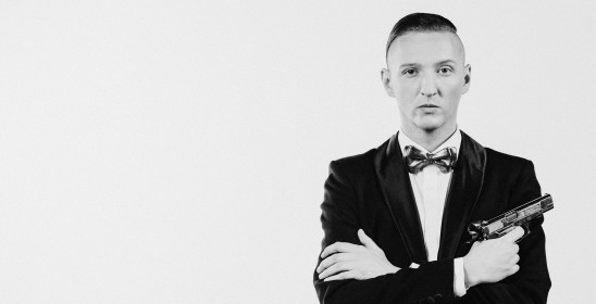 portret mężczyzny trzymającego w dłoni pistolet