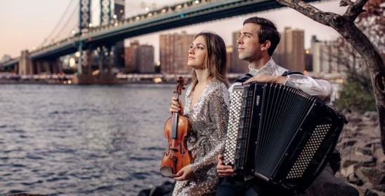siedzący kobieta i mężczyzna trzymają skrzypce i akordeon