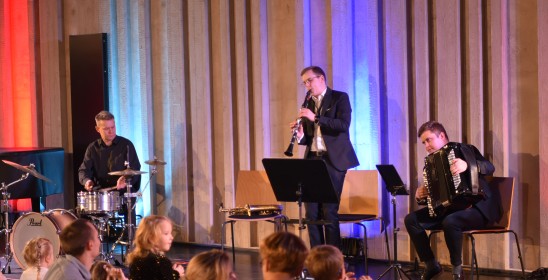 trzech mężczyzn grających na instrumentach