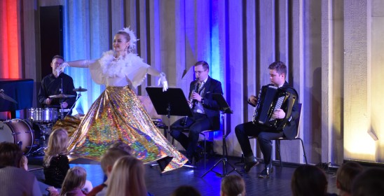 kobieta w kolorowej sukni