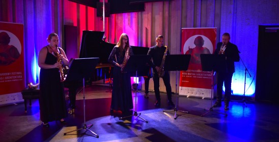 cztery osoby grające na saksofonach