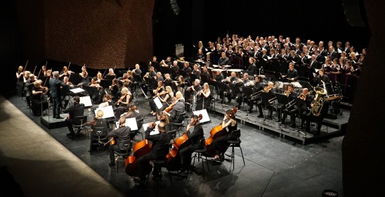 orkiestra i chór na scenie