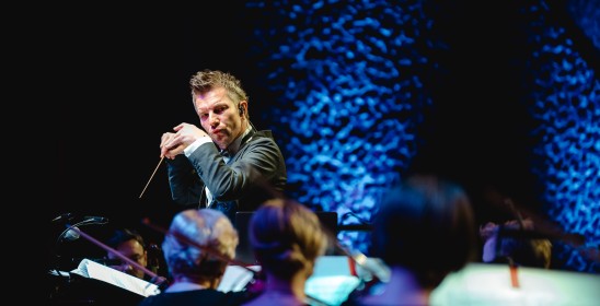 portret mężczyzny z uniesionymi rękoma