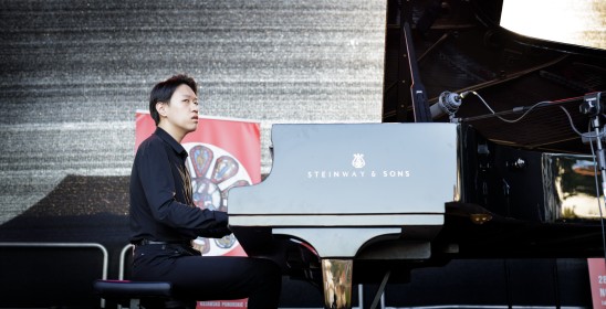 mężczyzna grający na fortepianie