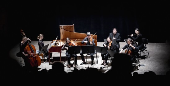 mała orkiestra smyczkowa na scenie