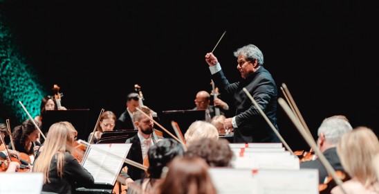 dyrygent z uniesioną ręką