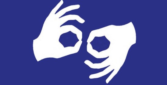 grafika dwóch białych dłoni na niebieskim tle